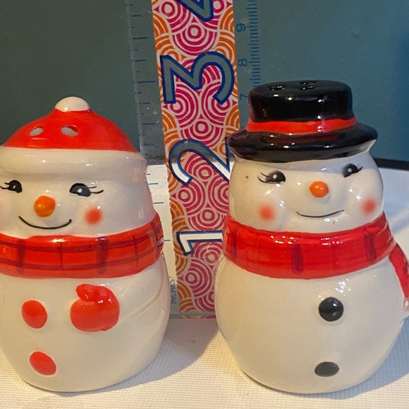 Vintage Style Snowman Couple Salt and Pepper Shakers - Picture 6 of 7